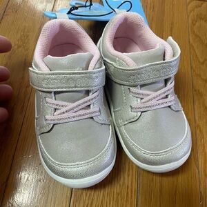 Munchkin by stride rite shoes champagne, and pink - easy on/ off baby sz 5 NWT